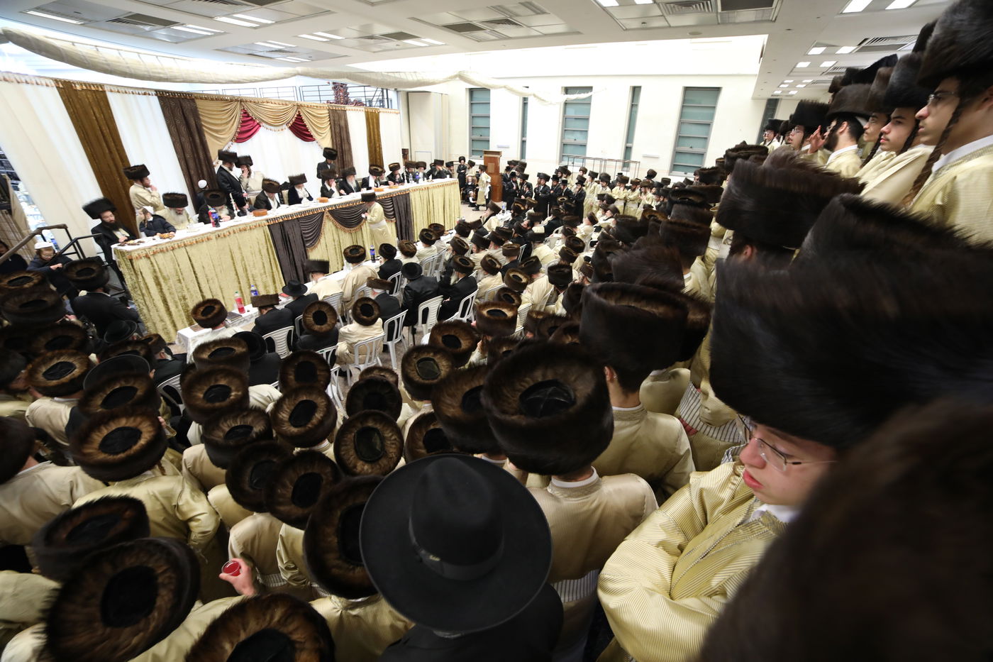 שמחת החתונה בחצרות תולדות אהרן-מישקולץ