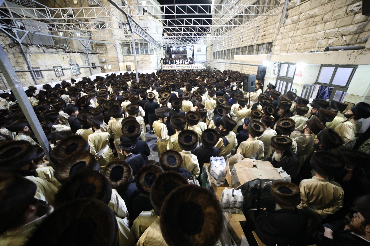 שמחת החתונה בחצרות תולדות אהרן-מישקולץ