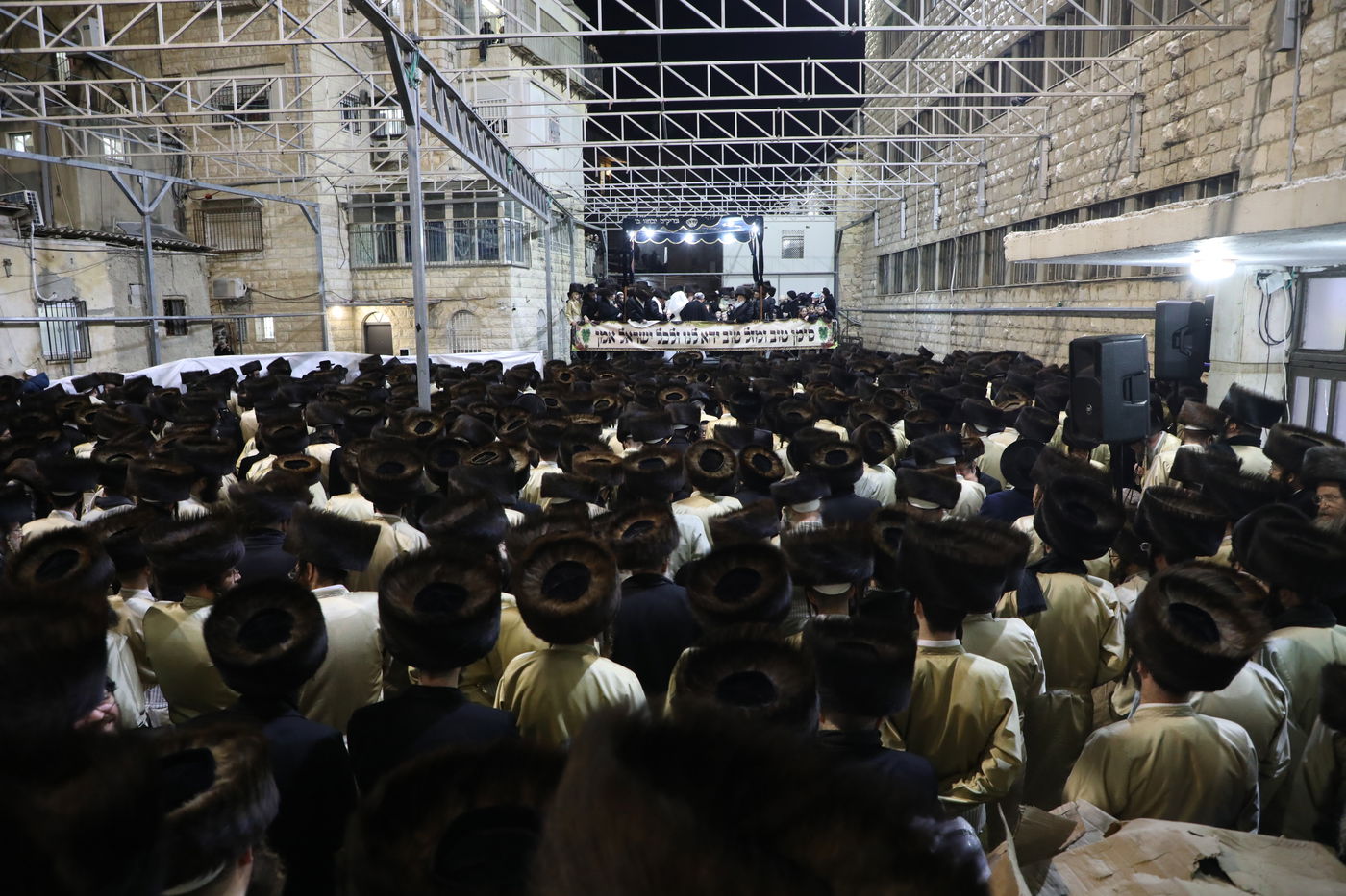 שמחת החתונה בחצרות תולדות אהרן-מישקולץ