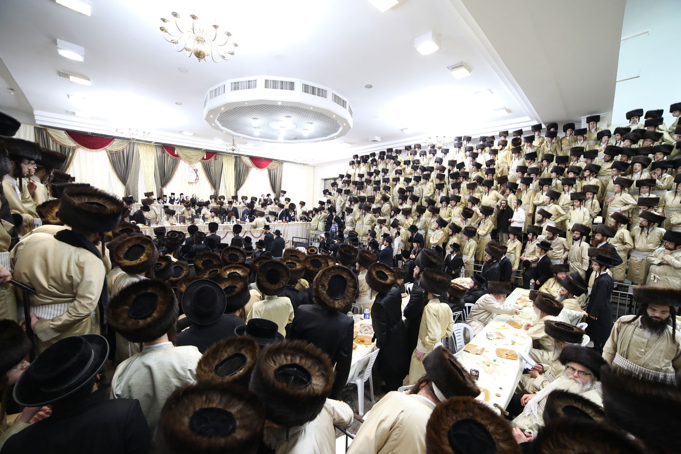 שמחת החתונה בחצרות תולדות אהרן-מישקולץ