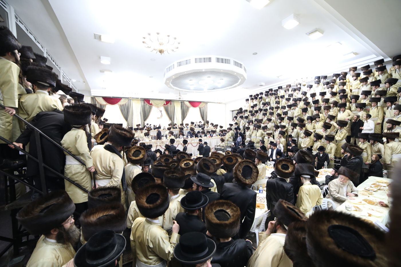 שמחת החתונה בחצרות תולדות אהרן-מישקולץ