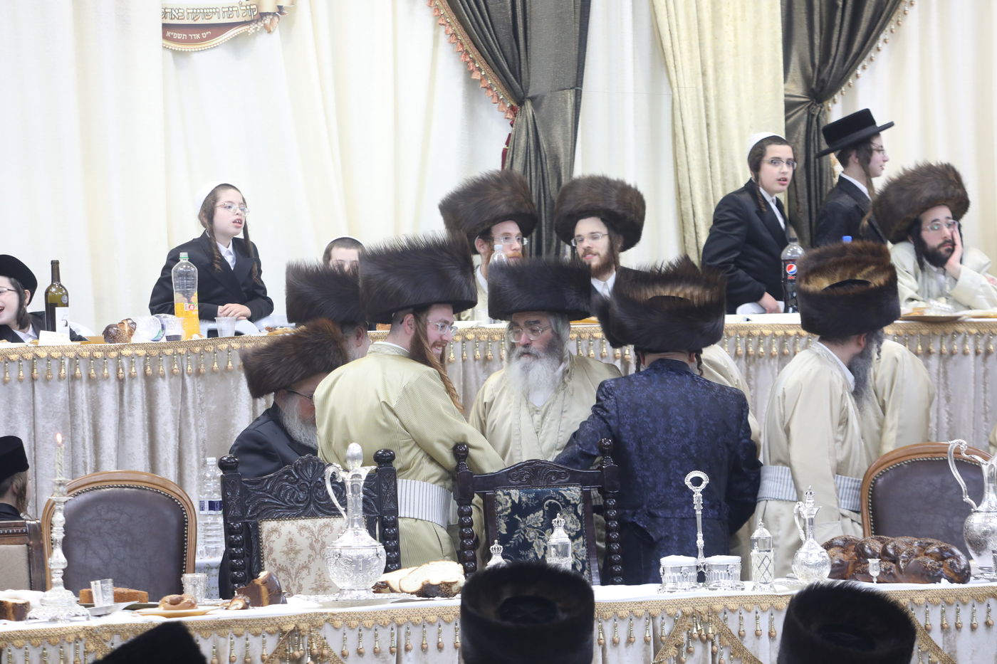 שמחת החתונה בחצרות תולדות אהרן-מישקולץ