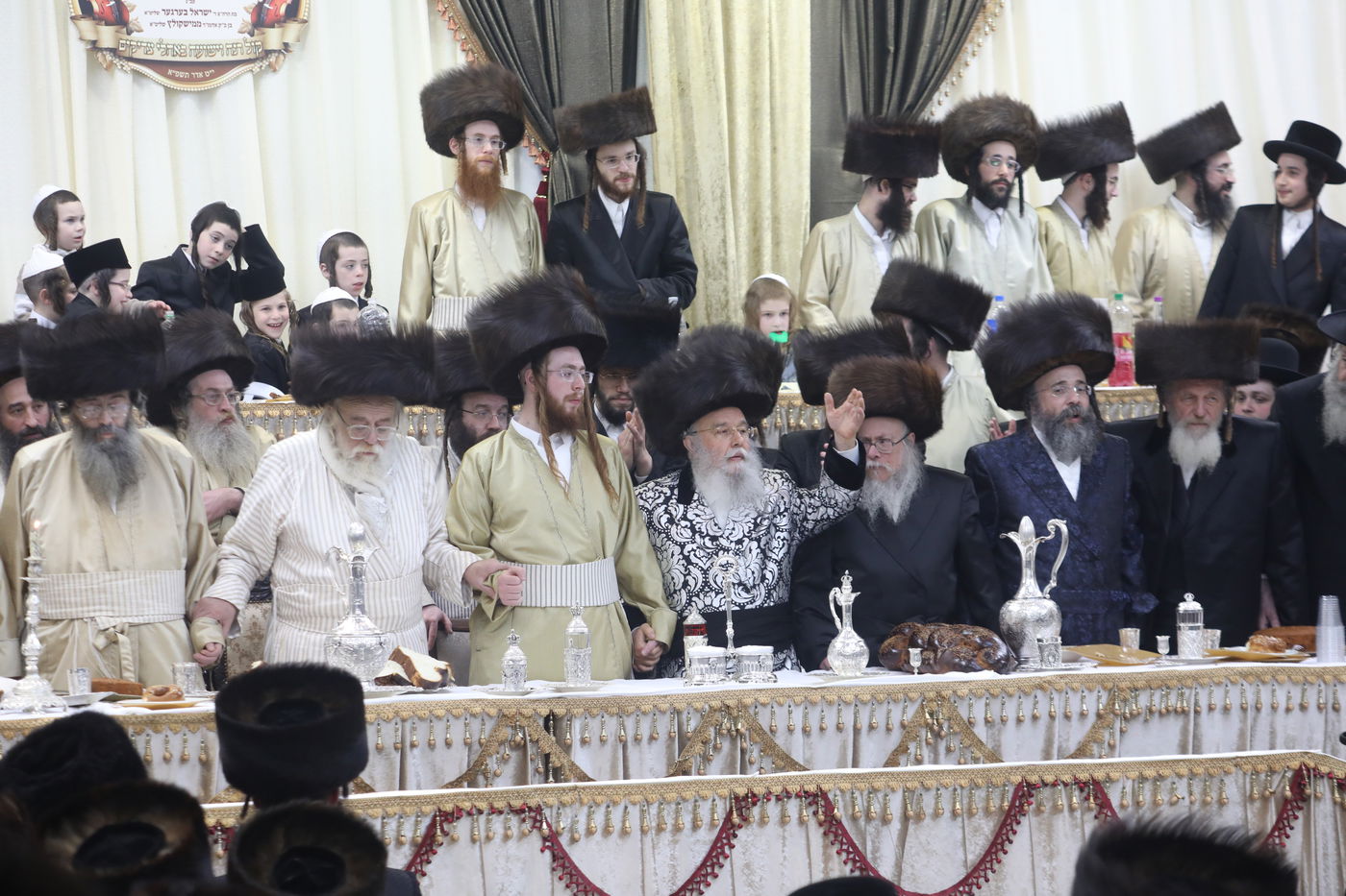 שמחת החתונה בחצרות תולדות אהרן-מישקולץ