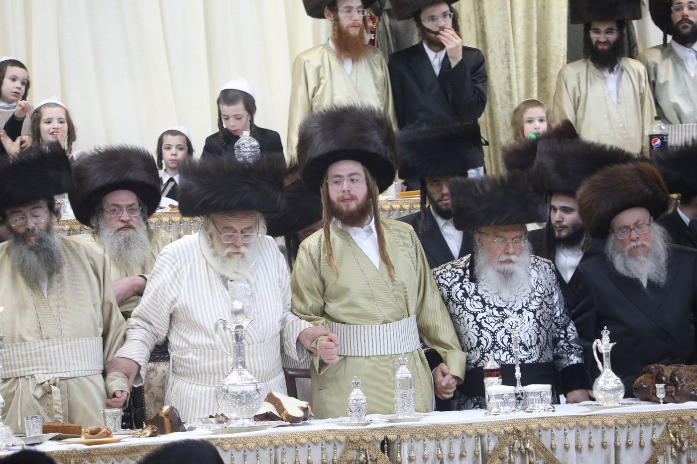 שמחת החתונה בחצרות תולדות אהרן-מישקולץ