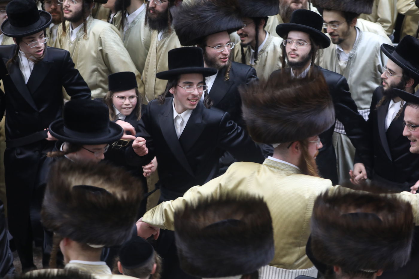 שמחת החתונה בחצרות תולדות אהרן-מישקולץ