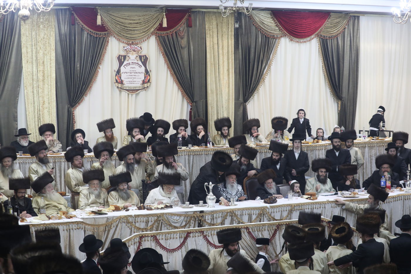 שמחת החתונה בחצרות תולדות אהרן-מישקולץ