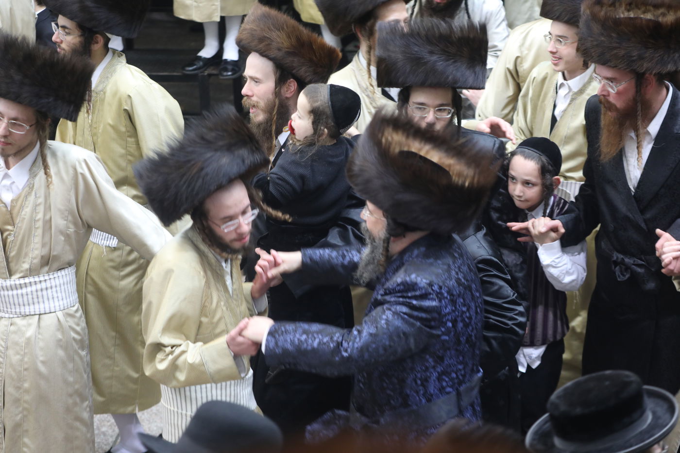 שמחת החתונה בחצרות תולדות אהרן-מישקולץ