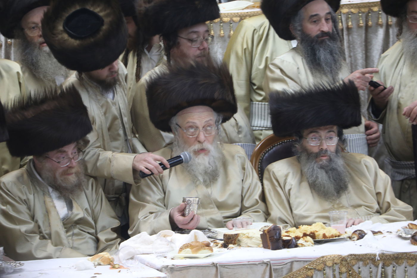 שמחת החתונה בחצרות תולדות אהרן-מישקולץ