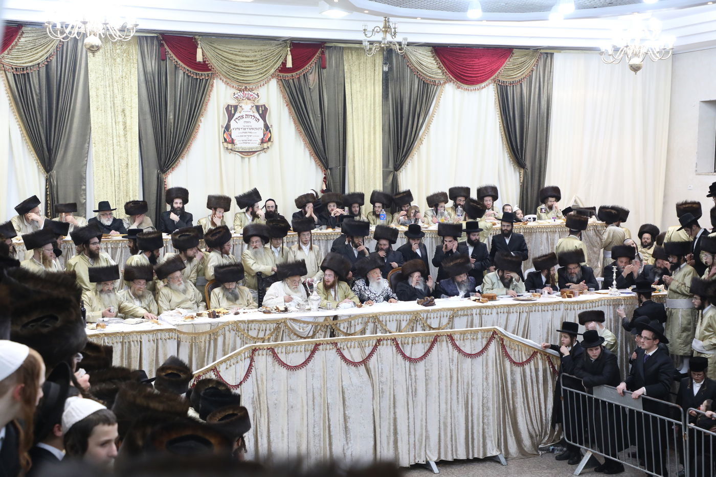 שמחת החתונה בחצרות תולדות אהרן-מישקולץ