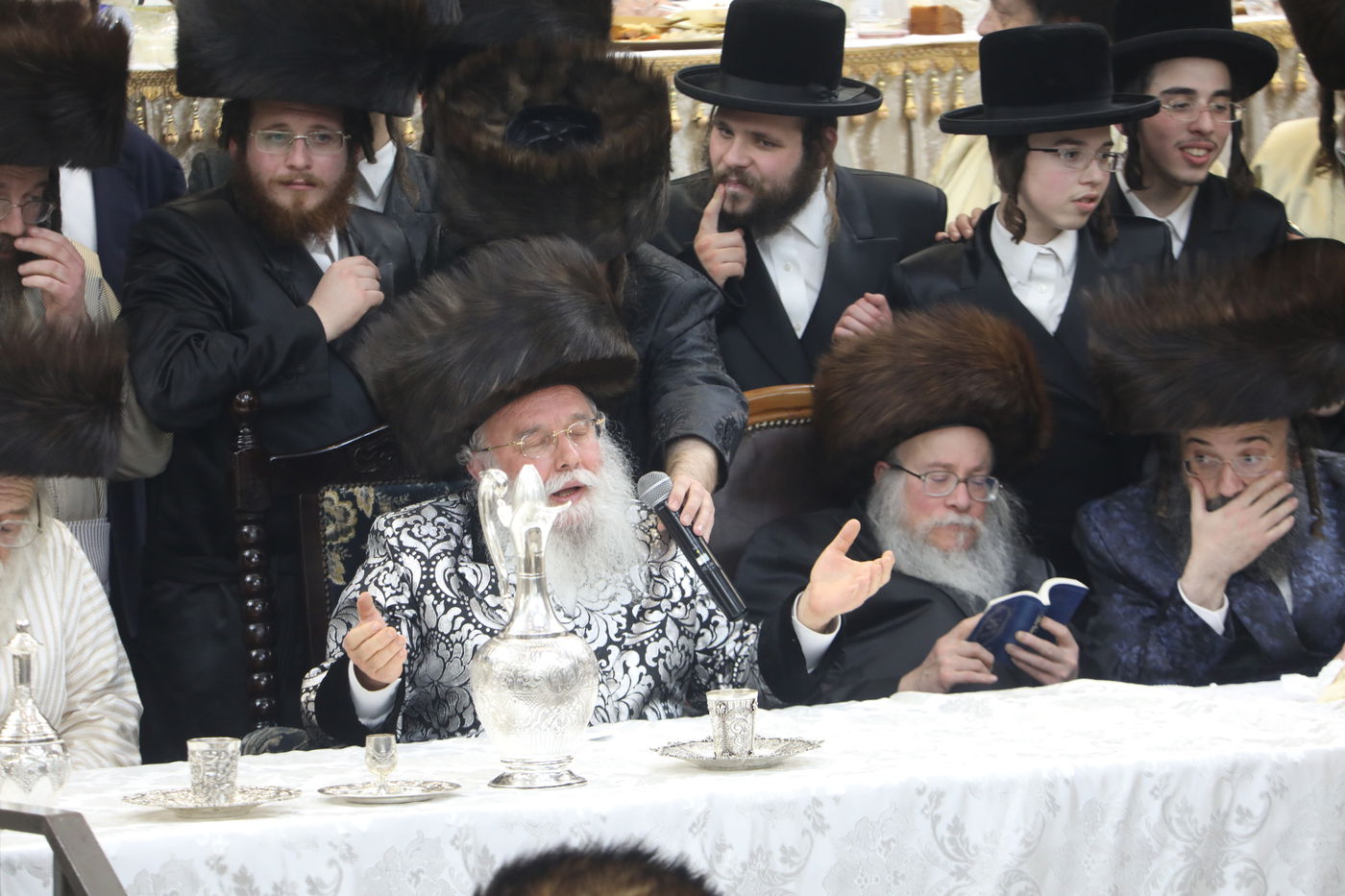 שמחת החתונה בחצרות תולדות אהרן-מישקולץ