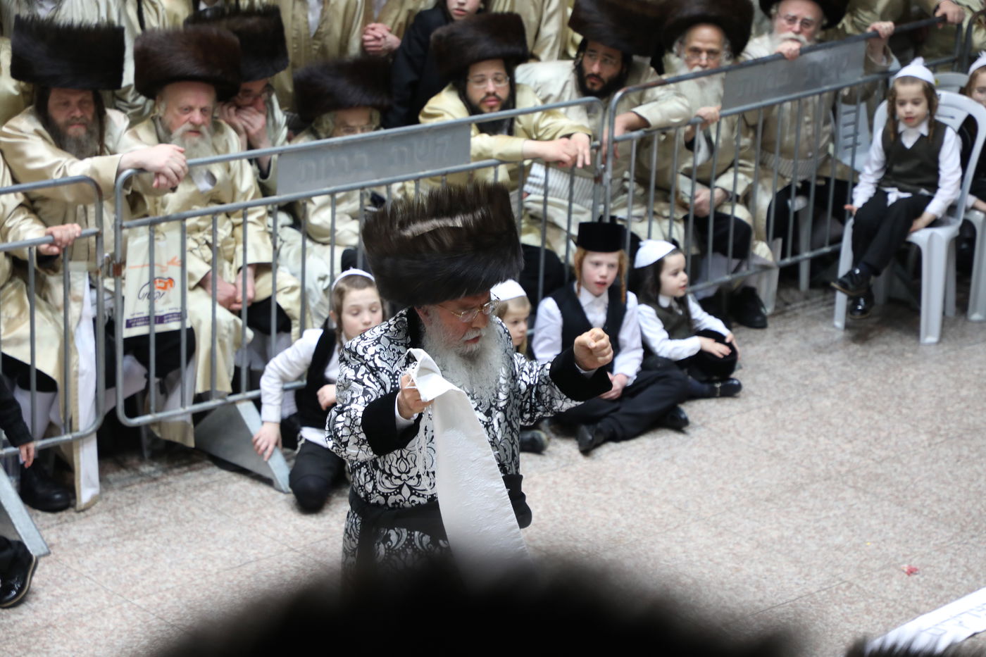 שמחת החתונה בחצרות תולדות אהרן-מישקולץ