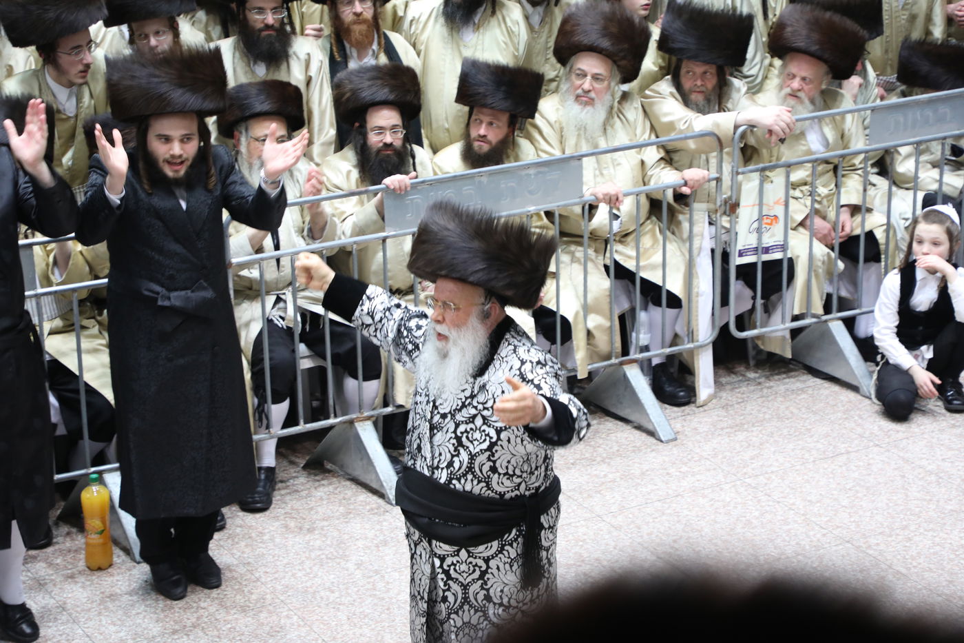 שמחת החתונה בחצרות תולדות אהרן-מישקולץ