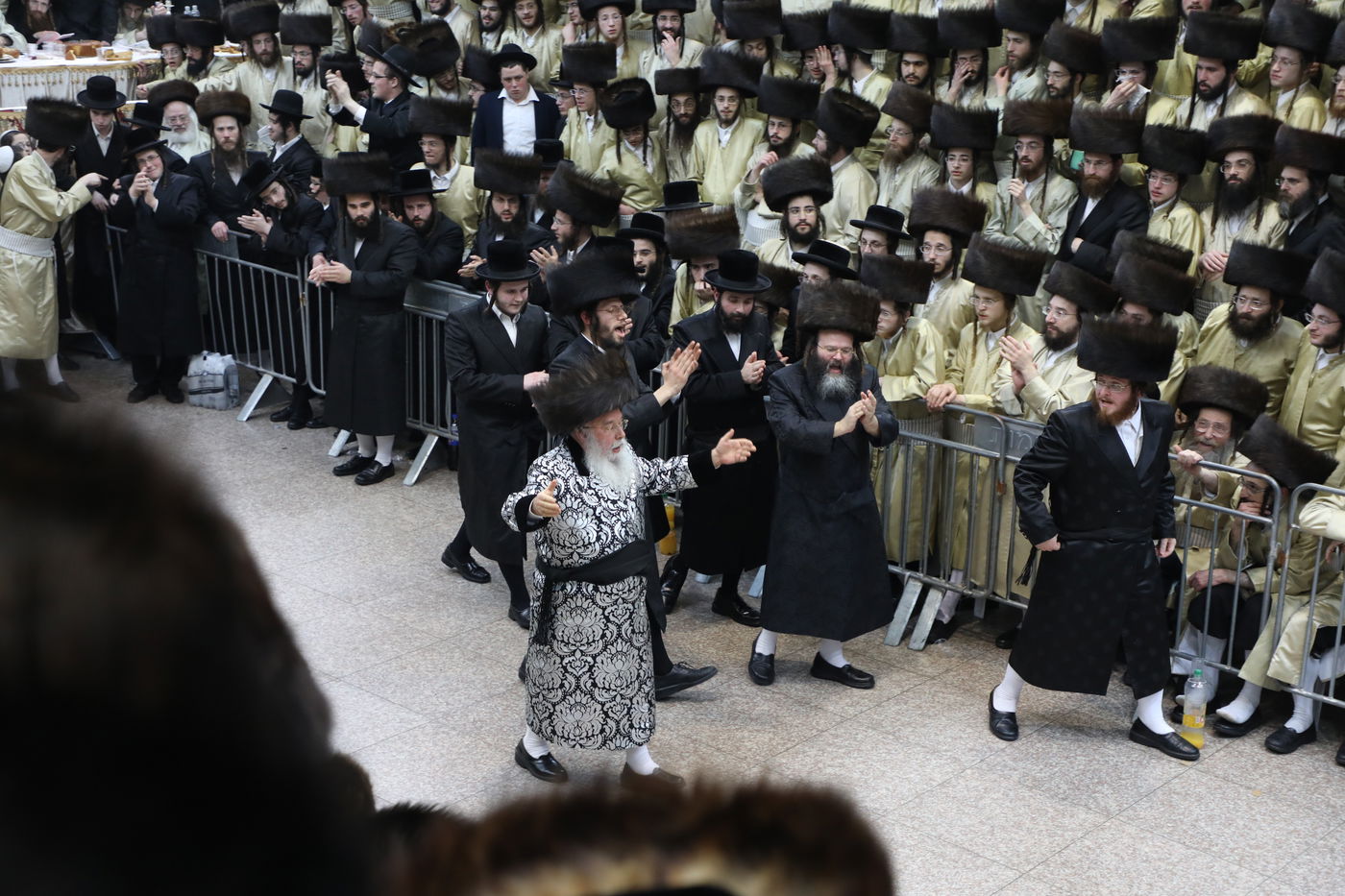 שמחת החתונה בחצרות תולדות אהרן-מישקולץ