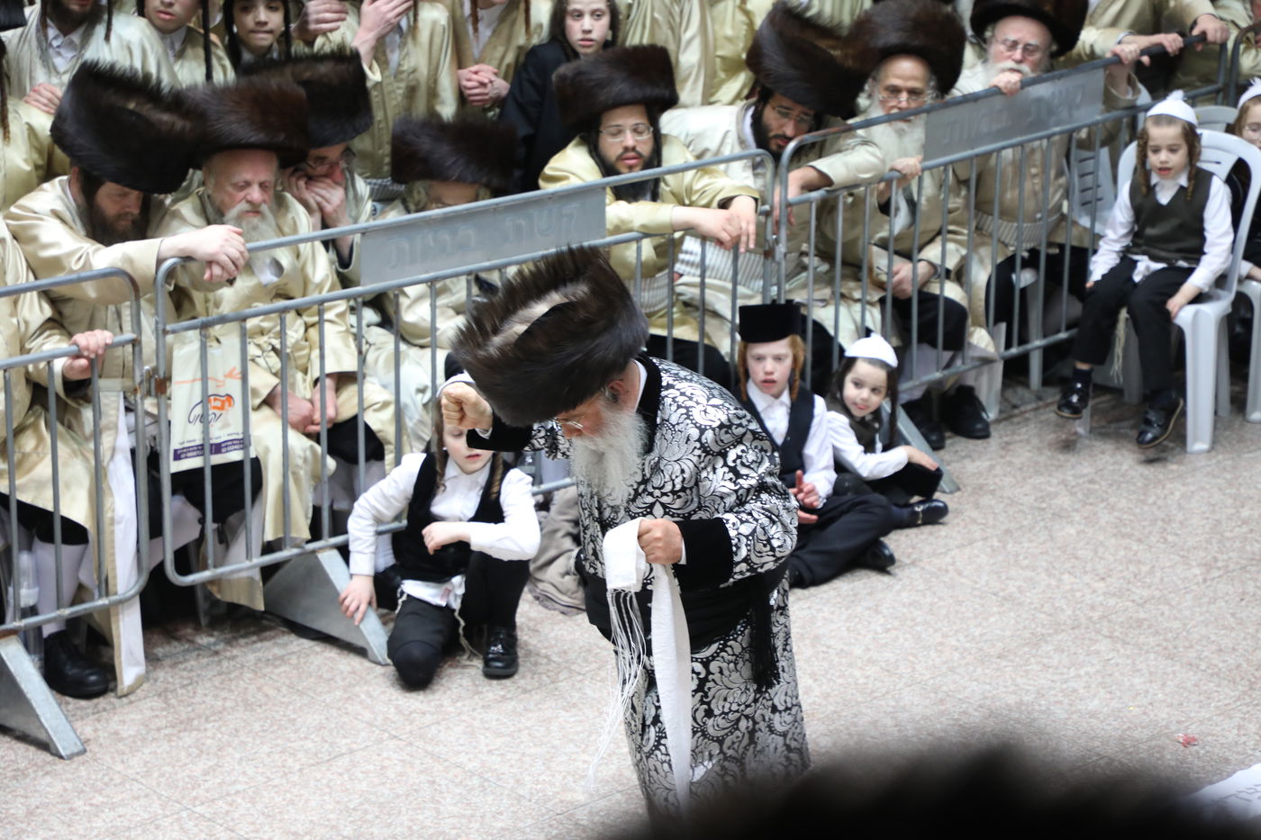 שמחת החתונה בחצרות תולדות אהרן-מישקולץ