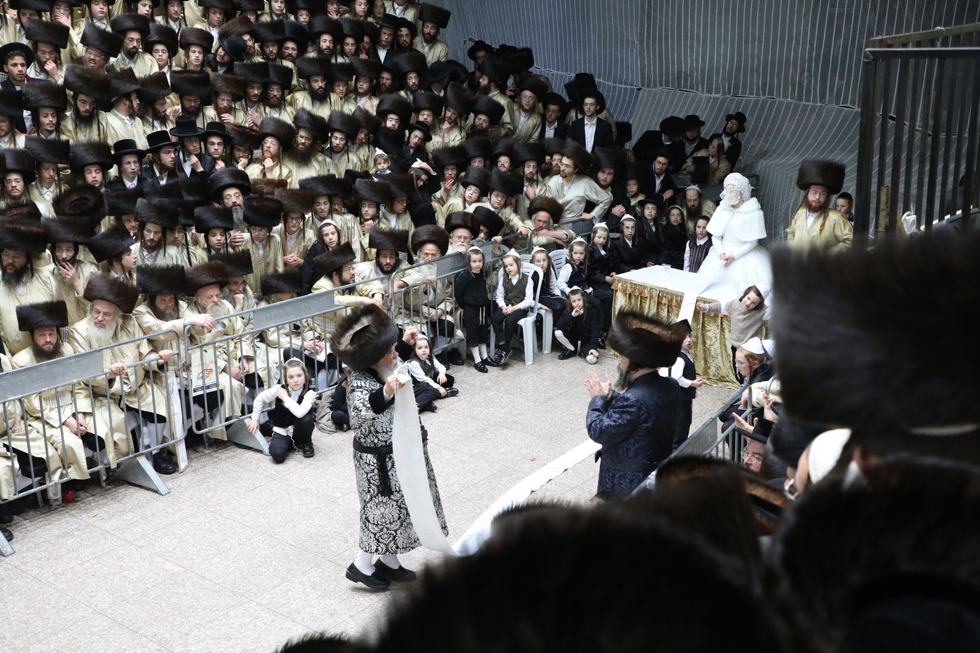 שמחת החתונה בחצרות תולדות אהרן-מישקולץ