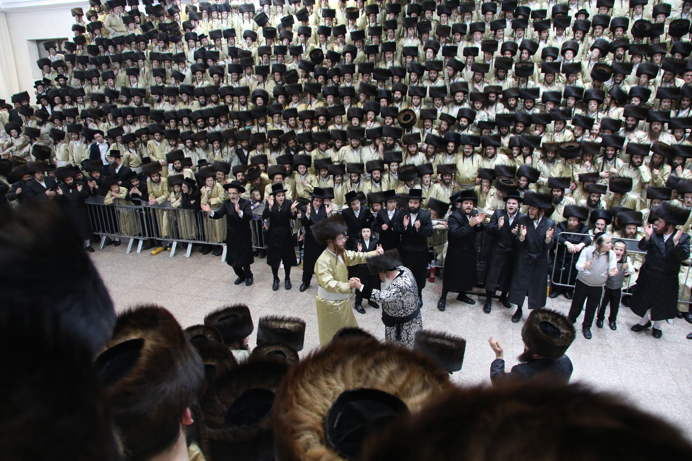 שמחת החתונה בחצרות תולדות אהרן-מישקולץ