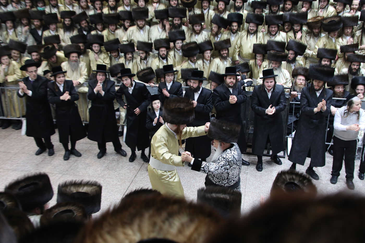 שמחת החתונה בחצרות תולדות אהרן-מישקולץ