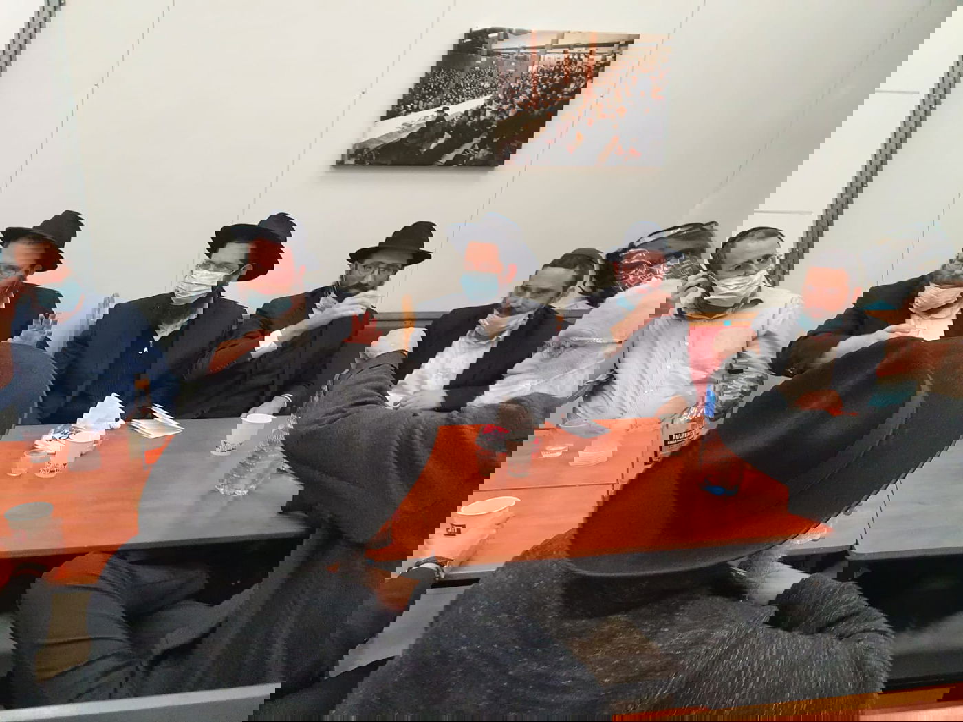 האסיפה, אמש