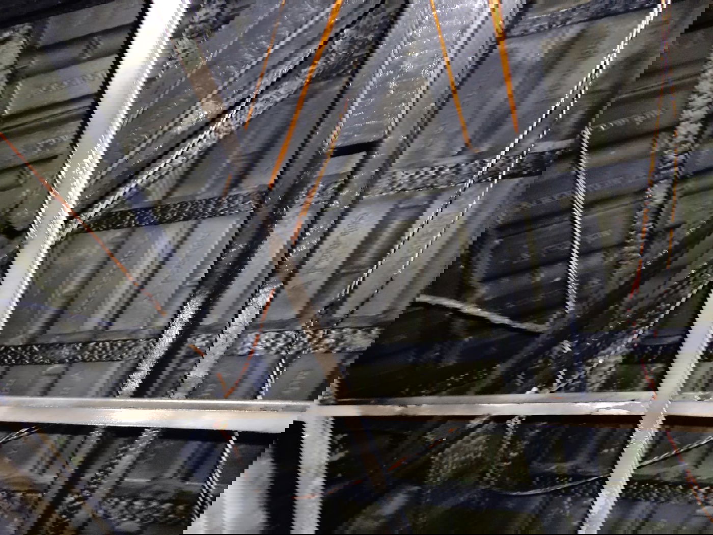 תיעוד: מבנה של עמותה לנזקקים עלה באש