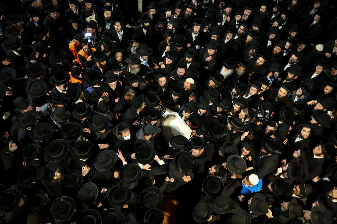 תיעוד: המונים בהלווית גאב"ד קארלסבורג זצ"ל