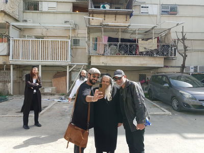 הרב הרוש עם השחקנים