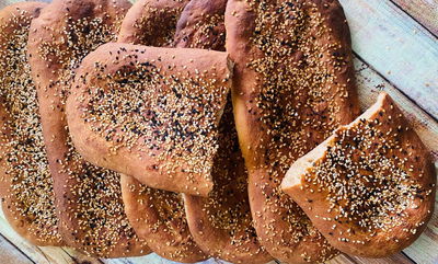 פיתות מכוסמין או קמח מלא עם שום, שומשום וקצח