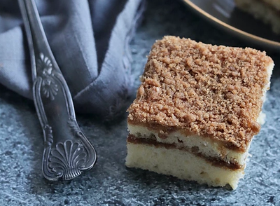 היא רק נראית תמימה: עוגת פירורים קינמון משגעת