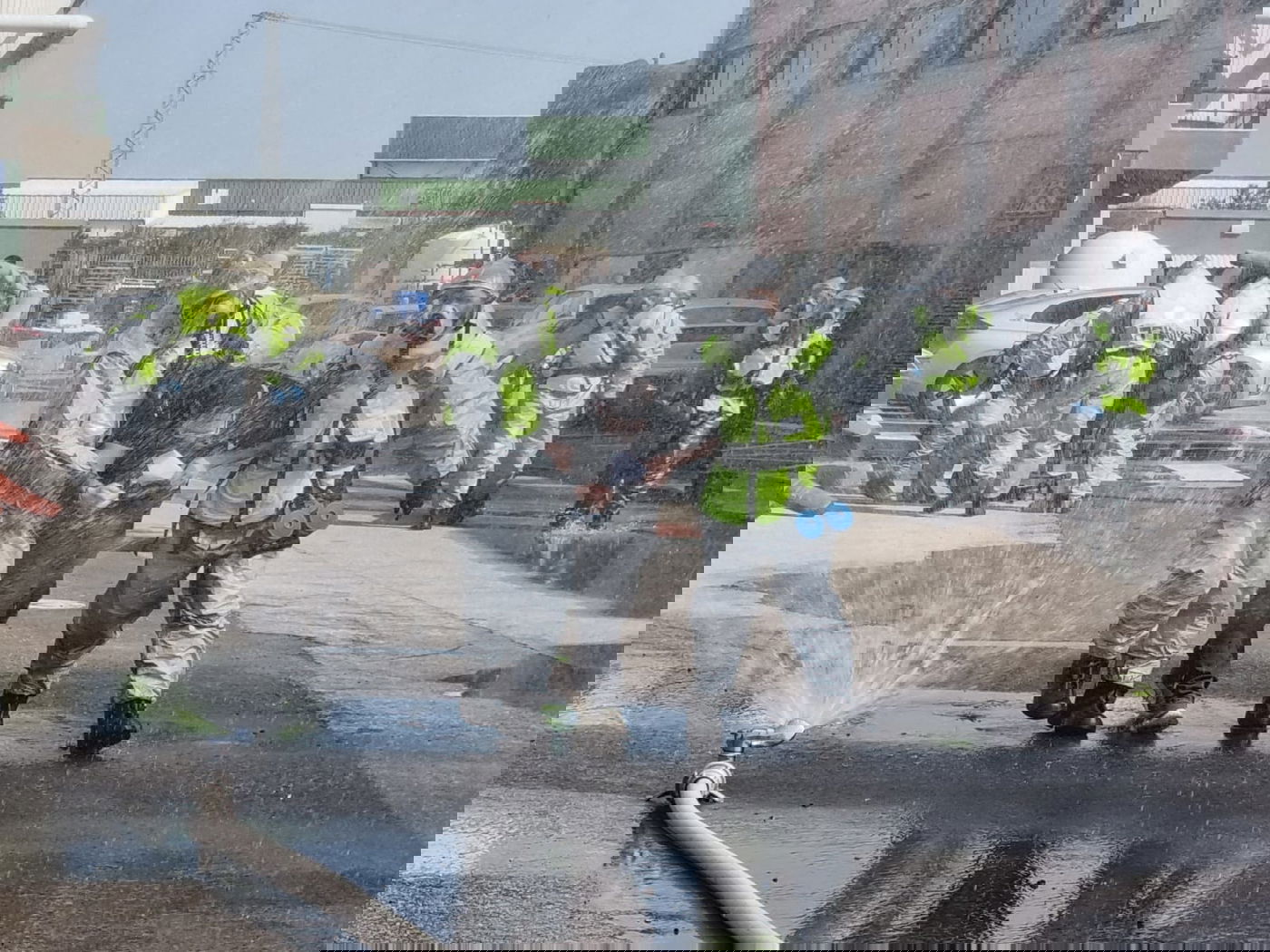 פגיעת רקטה במפעל עם חומרים מסוכנים; צפו