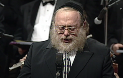 החזן ששר במלוא קולו מול כיתת יורים נאצים