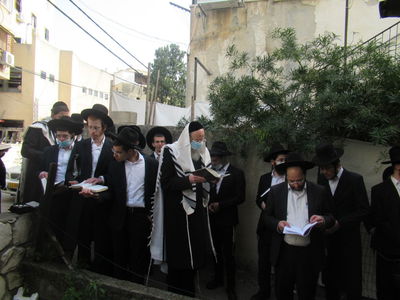 בחורי ישיבת קרית מלך עם ראש הישיבה