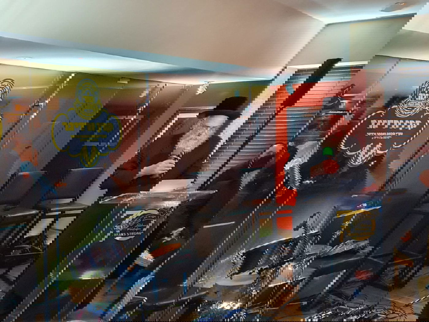 שלום בער פיישל מביא את ברכת האדמו"ר מסקוורא