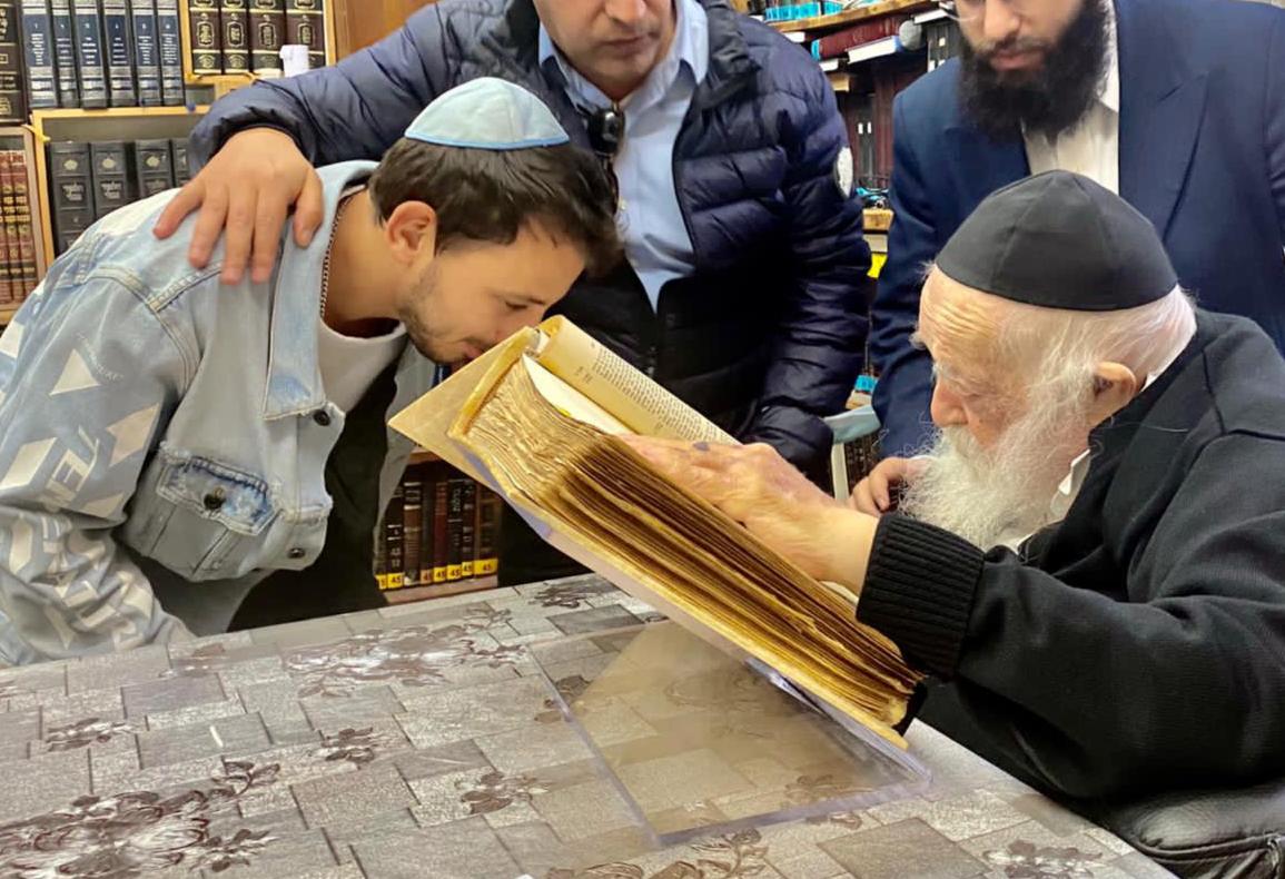 הזמר המתחזק קיבל את ברכת שר התורה