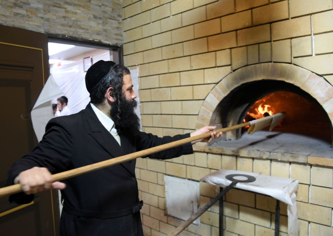 תיעוד מיוחד: כך אופים מצות ברחובות; צפו