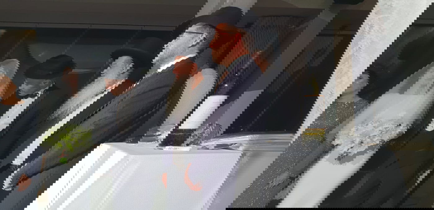 עם מגבעת וחליפה: הזמר נתן גושן התחתן