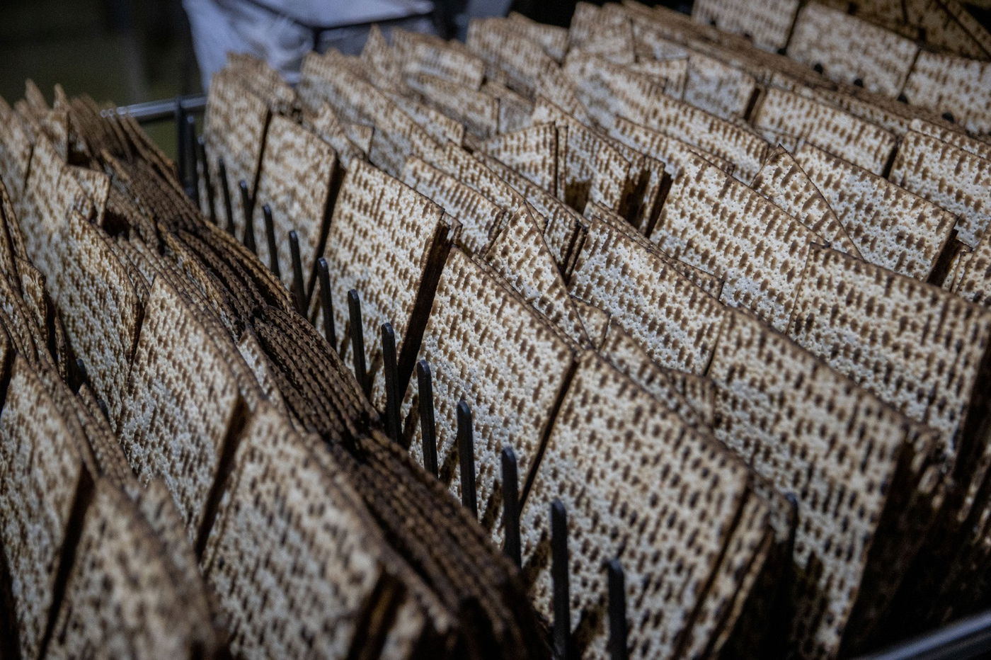 מתכוננים לחג: סיור מצולם במאפיית המצות