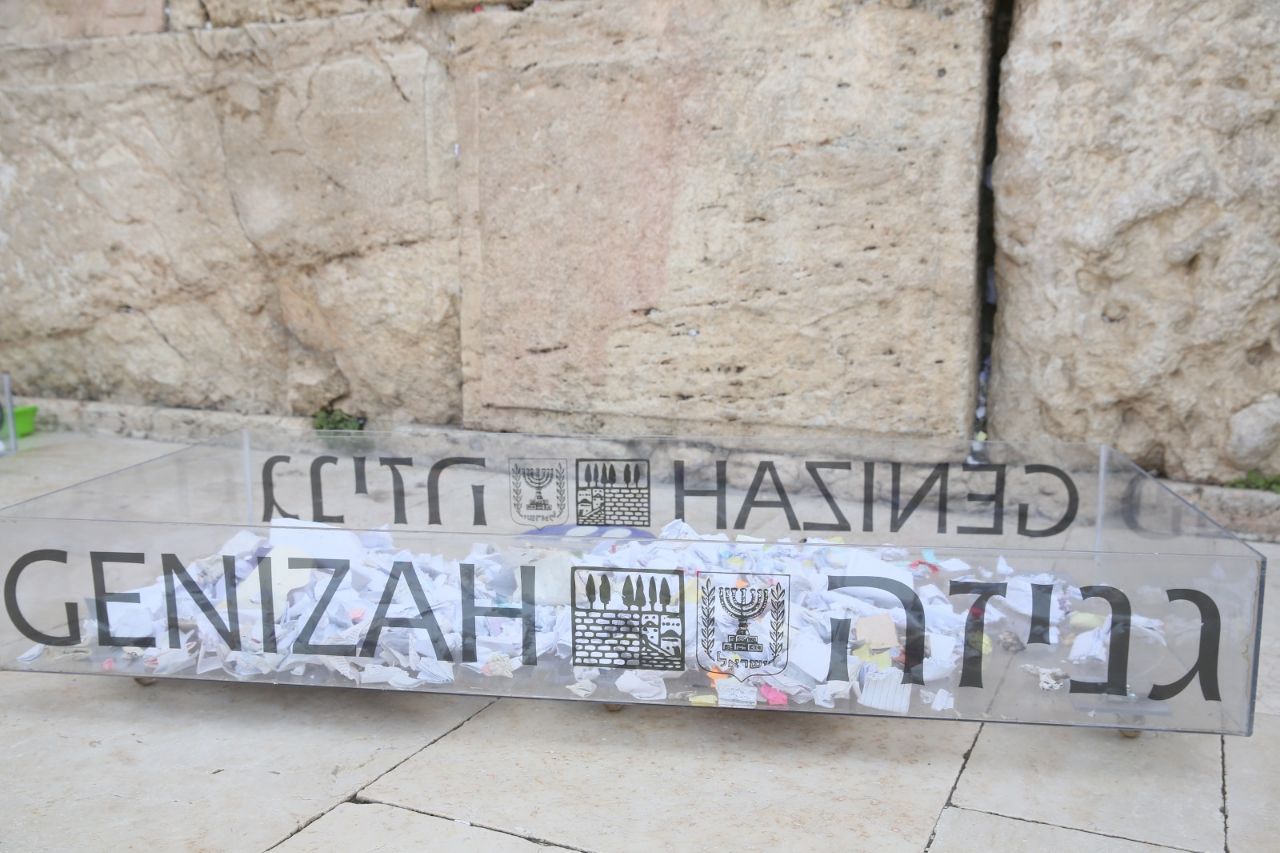 כמיטב המסורת: פינוי פתקי התפילה בכותל