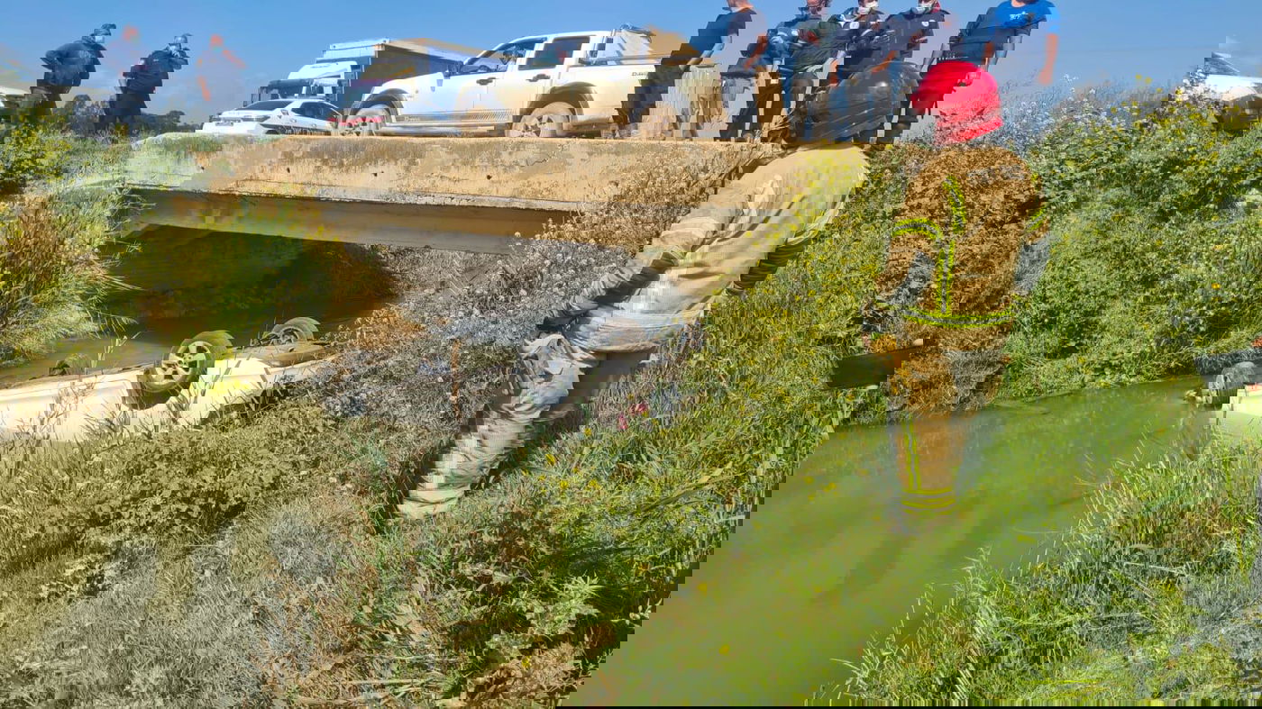 סריקות אחר נוסעים שהתהפכו לתוך הנחל