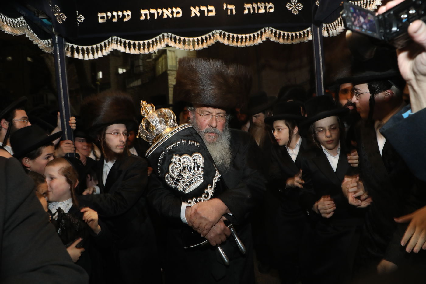 משב"ק הרבי מדושינסקיא הכניס ספר תורה לע"נ בנו שסבל