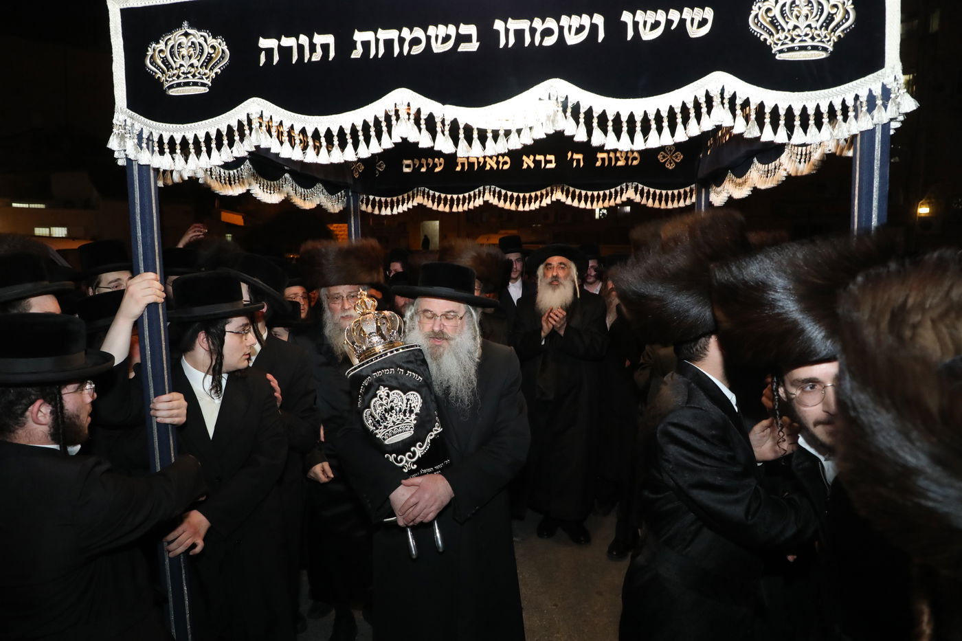 משב"ק הרבי מדושינסקיא הכניס ספר תורה לע"נ בנו שסבל