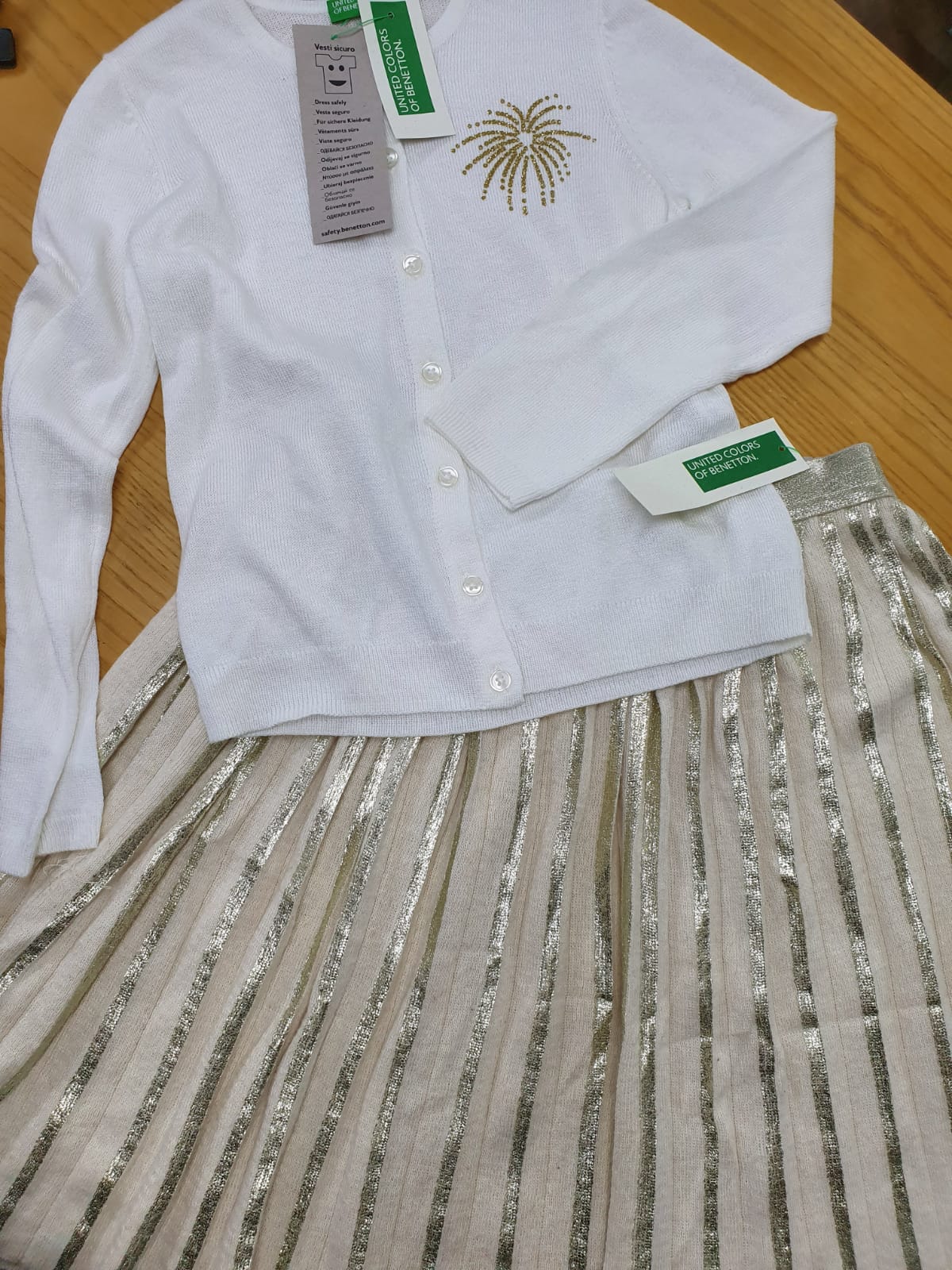 'בנטון בגאולה' - סטוק ענק של בגדי ילדים!!