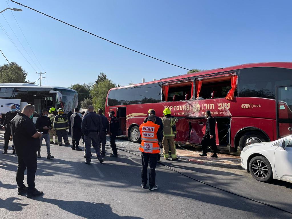 בדרך לת"ת: 13 ילדים נפצעו בתאונה בין 2 אוטובוסים בערד