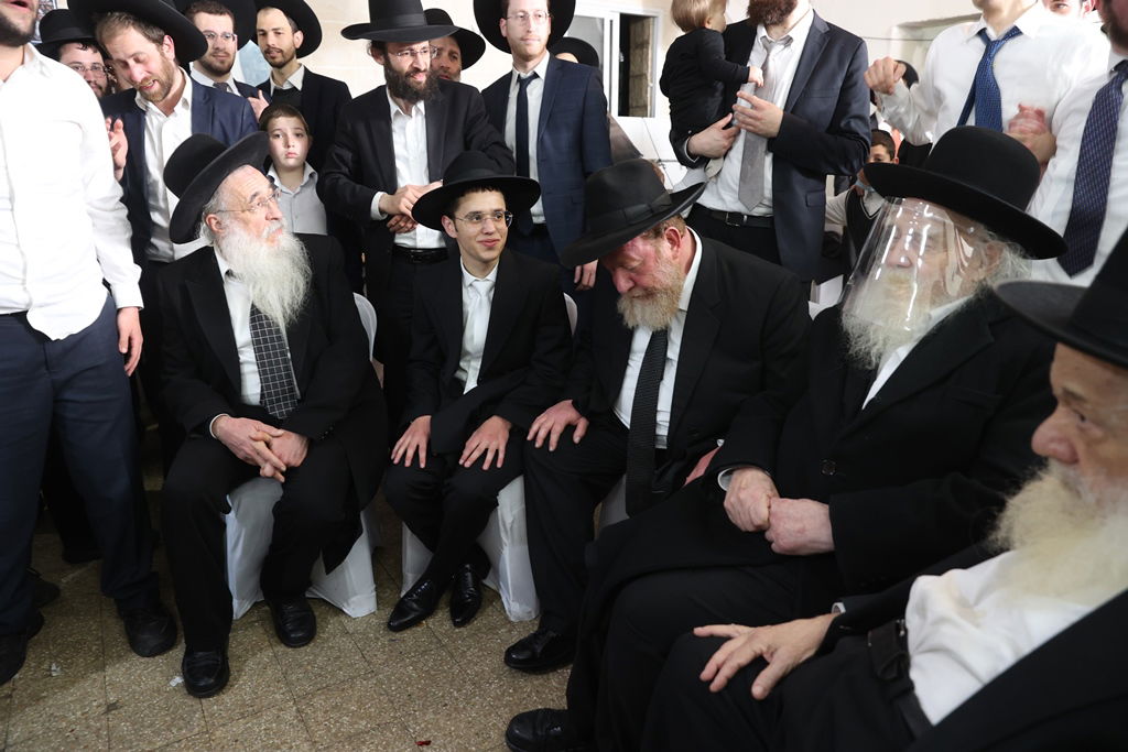 בהשתתפות הנגיד: המנהל המיתולוגי חיתן את נכדתו הראשונה