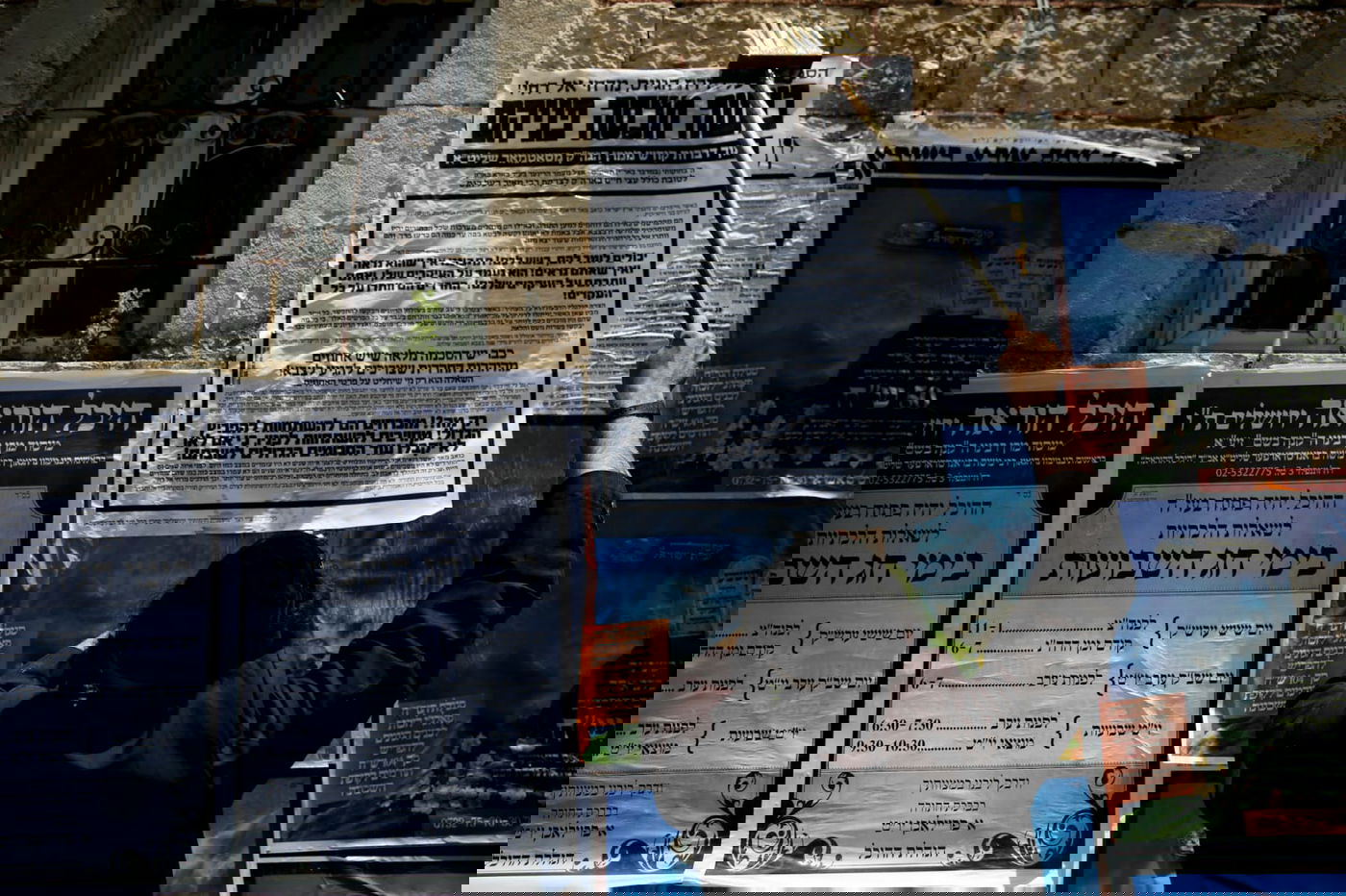 הדבקת מודעות בשכונה. אילוסטרציה