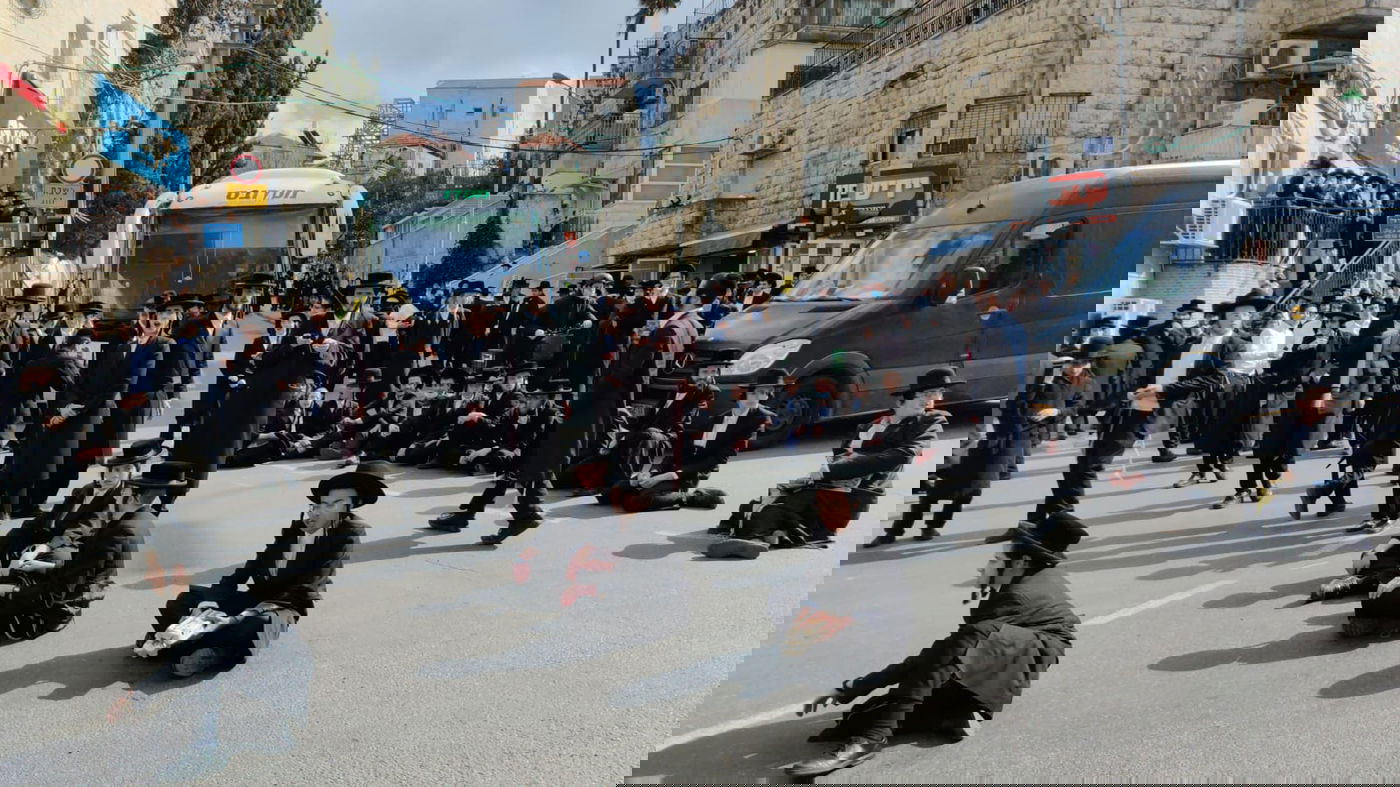 מעצר הבחורה: קיצוניים יצאו להפגין • תיעוד