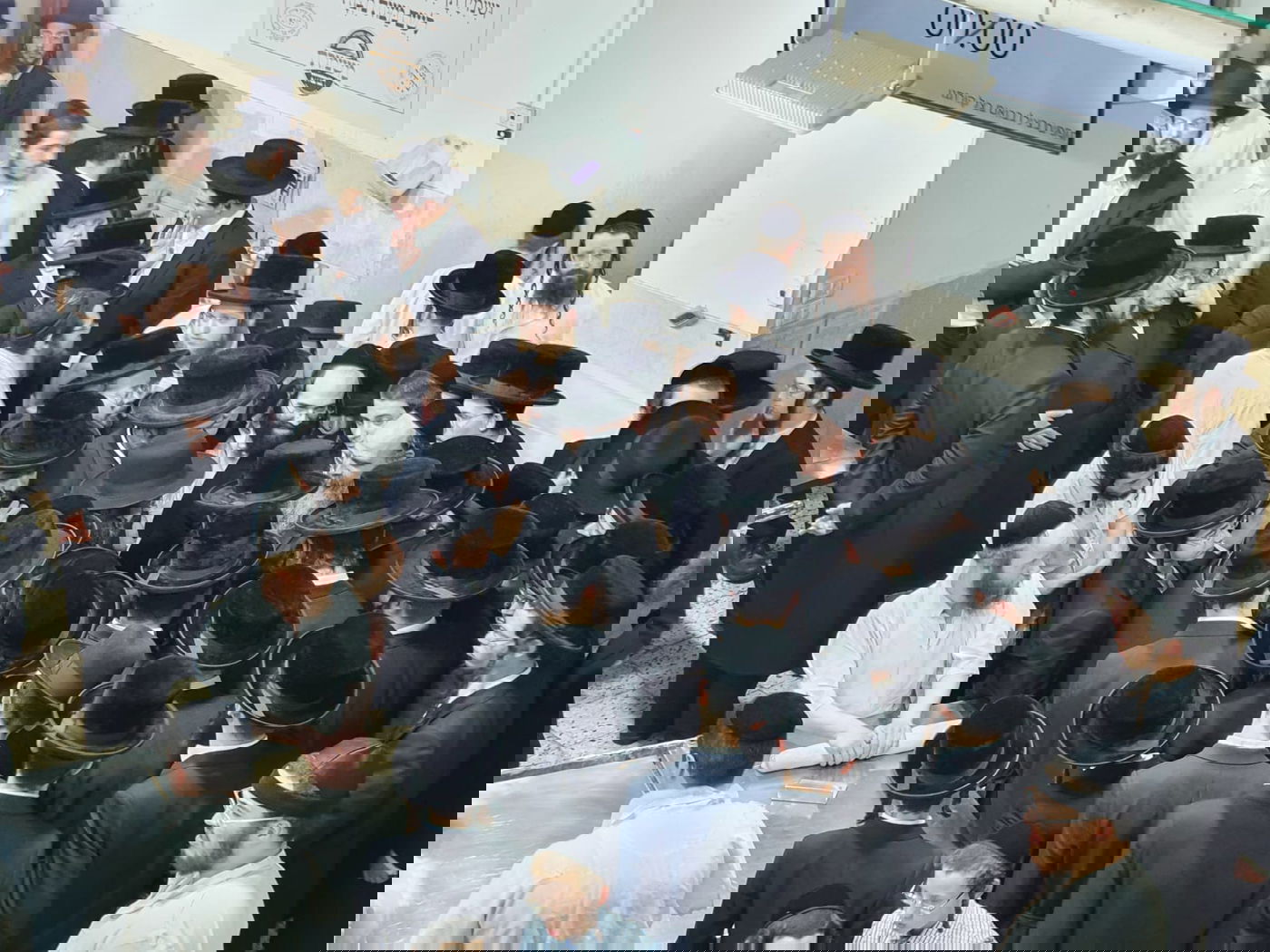 האדמו"ר מסאדיגורה באפיית מצות; תיעוד