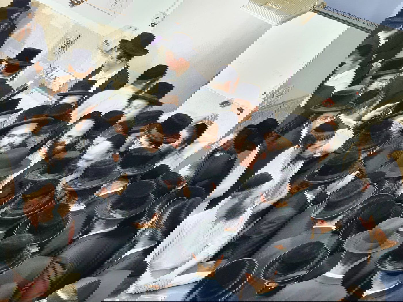 האדמו"ר מסאדיגורה באפיית מצות; תיעוד