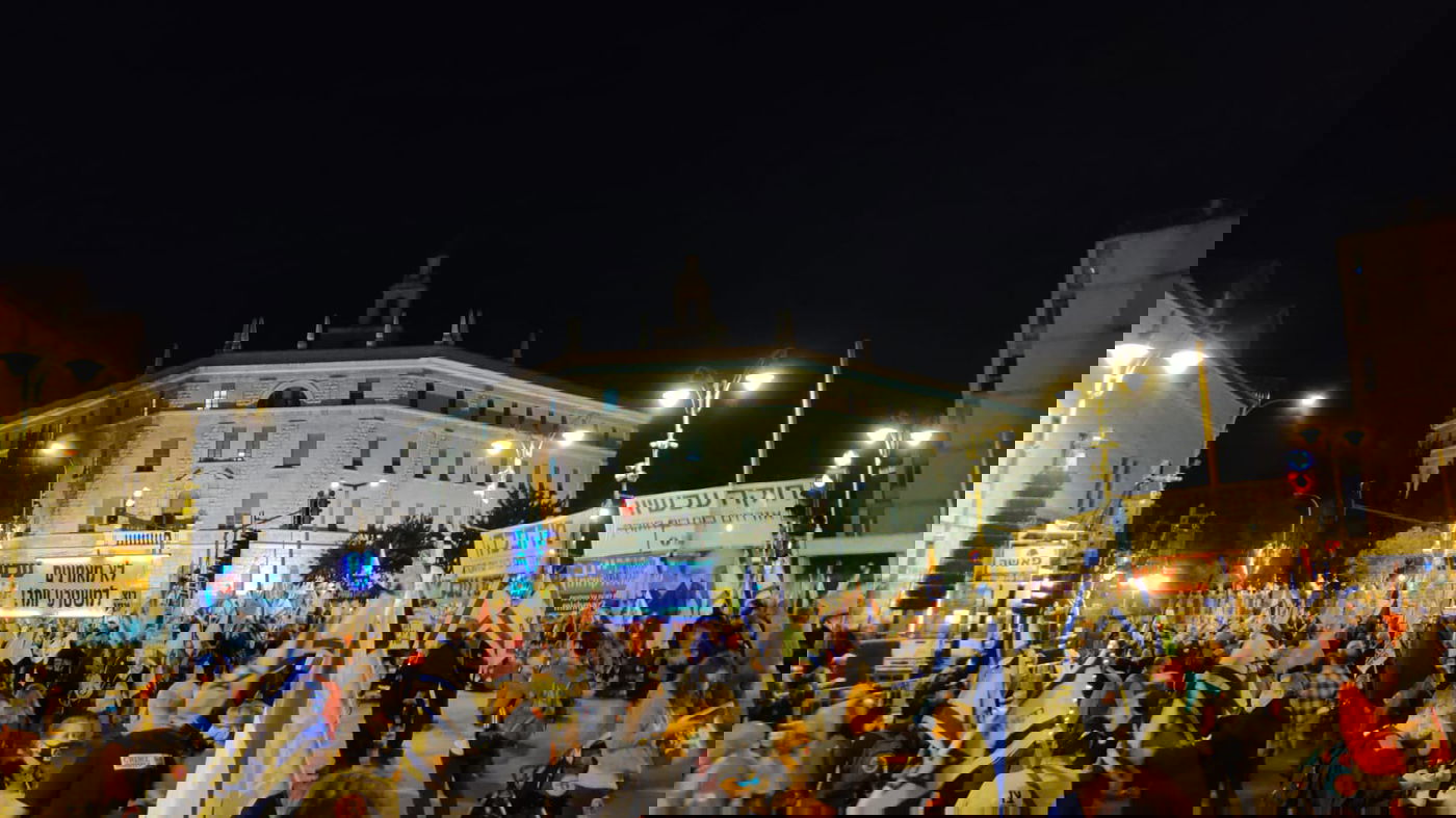 אלפים מפגינים מול מעון רוה"מ בי-ם • צפו