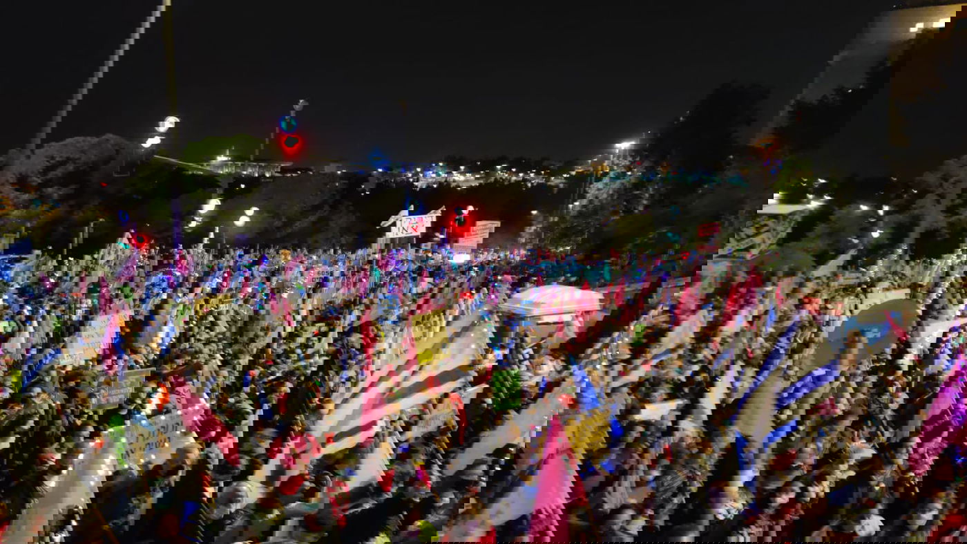 אלפים מפגינים מול מעון רוה"מ בי-ם • צפו