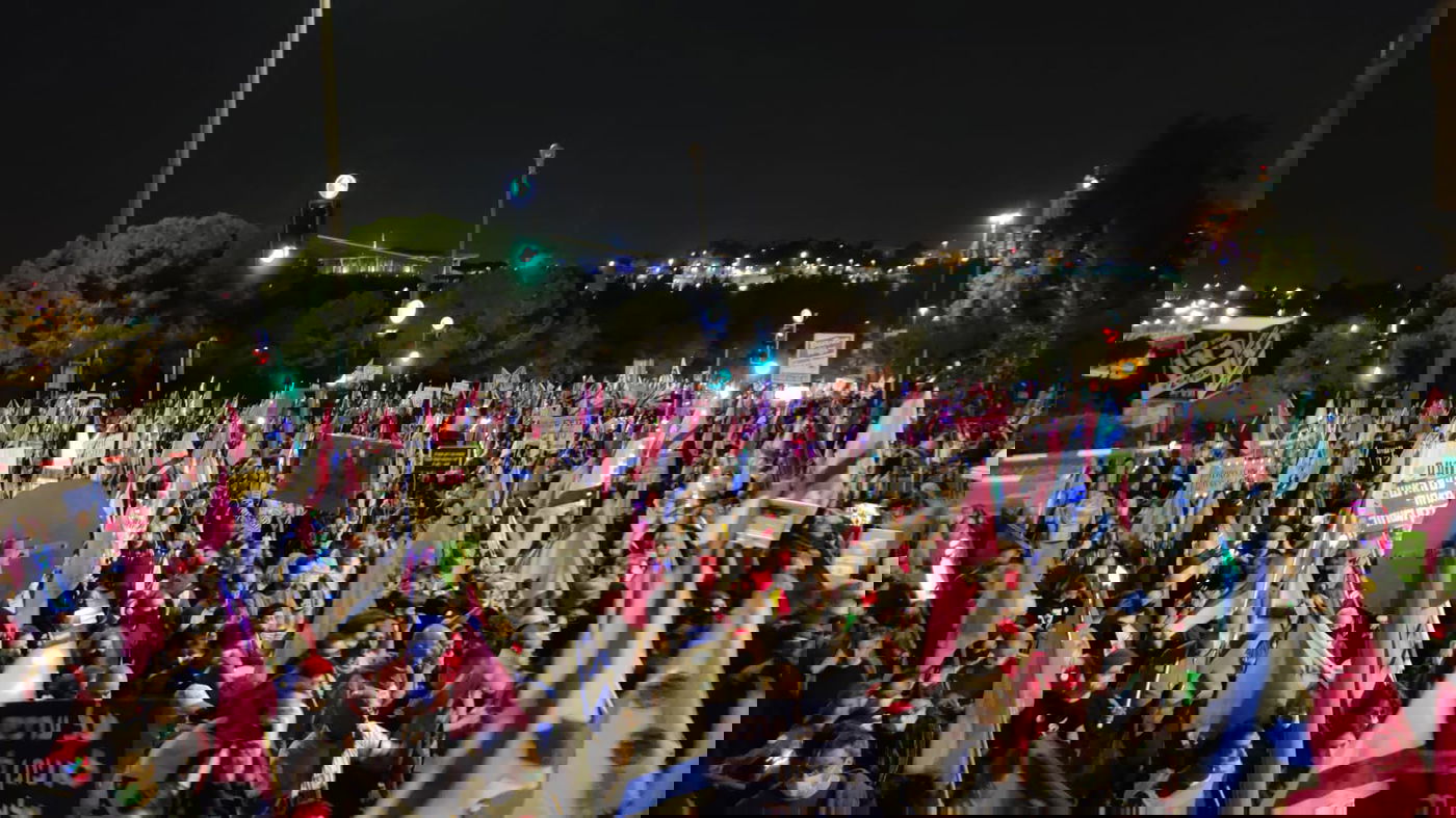 אלפים מפגינים מול מעון רוה"מ בי-ם • צפו