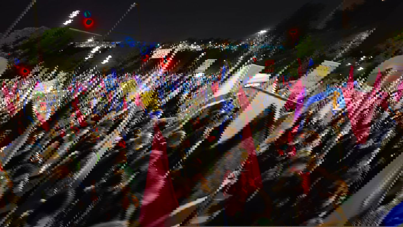 אלפים מפגינים מול מעון רוה"מ בי-ם • צפו